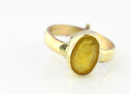 Who can wear Yellow Sapphire?